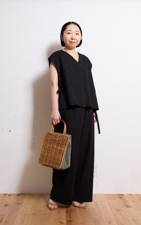 アデュー トリステス／ロワズィール PR 山野内裕紀子さんの私服ファッションスナップ。刺しゅうセットアップをオールインワン風に。涼感をまとった大人の黒コーデ