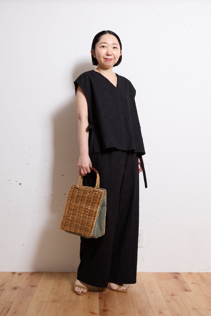 アデュー トリステス／ロワズィール PR 山野内裕紀子さんの私服ファッションスナップ。刺しゅうセットアップをオールインワン風に。涼感をまとった大人の黒コーデ