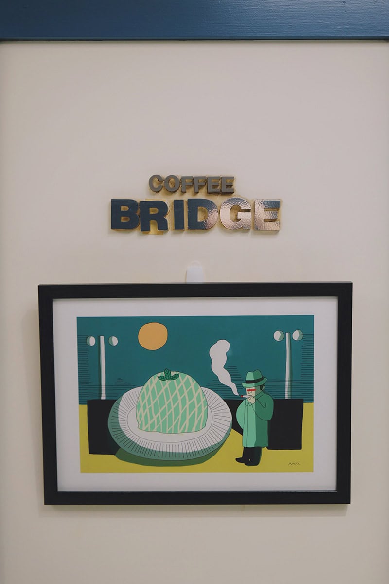 東京・銀座の喫茶店「喫茶 ブリッヂ」店内に飾られたイラスト