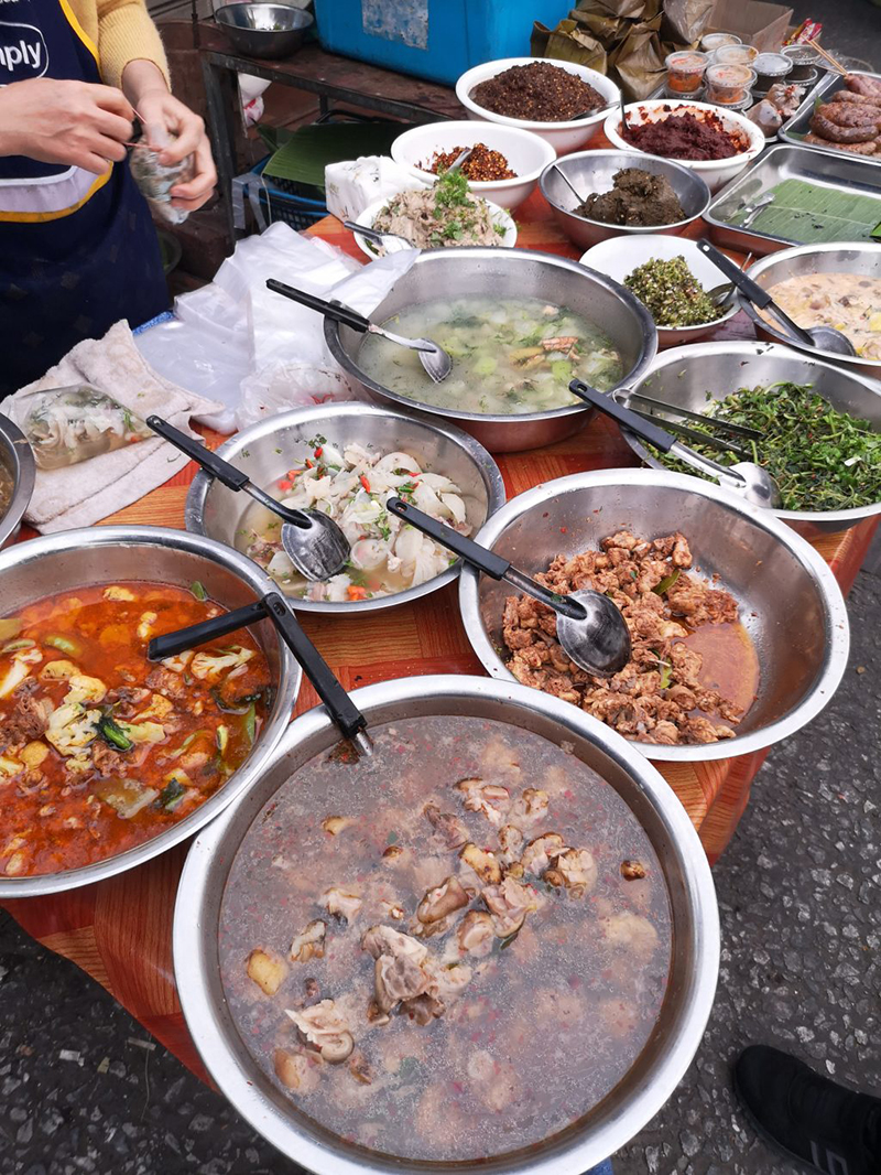 ルアンパバーン中心部、観光ついでに行ける朝市【エッセイスト柳沢小実さんの旅行記】