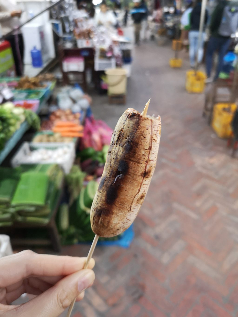 ルアンパバーンの朝一には焼きバナナの屋台も【エッセイスト柳沢小実さんのラオス旅行記】