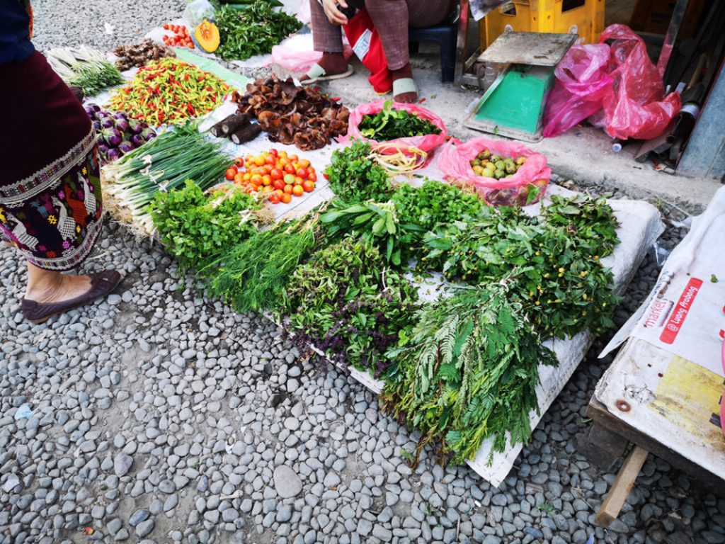 ポーシー市場のテントでは野菜や果物が、奥の建物では日用品や生活雑貨も【エッセイスト柳沢小実さんのラオス旅行記】