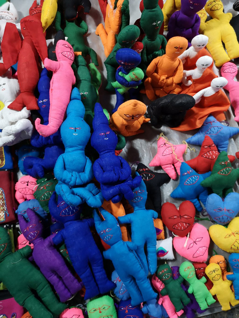 ナイトマーケットで販売されてる謎人形がかわいい【エッセイスト柳沢小実さんのラオス旅行記】