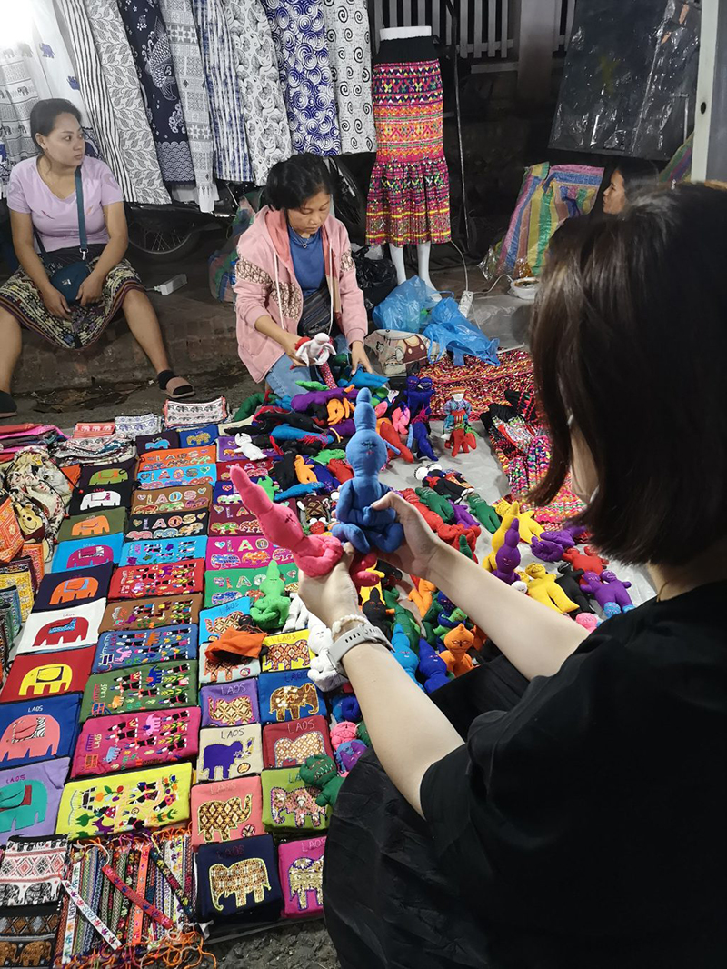 ラオスのマーケットの手土産にもおすすめの人形【エッセイスト柳沢小実さんの旅行記】