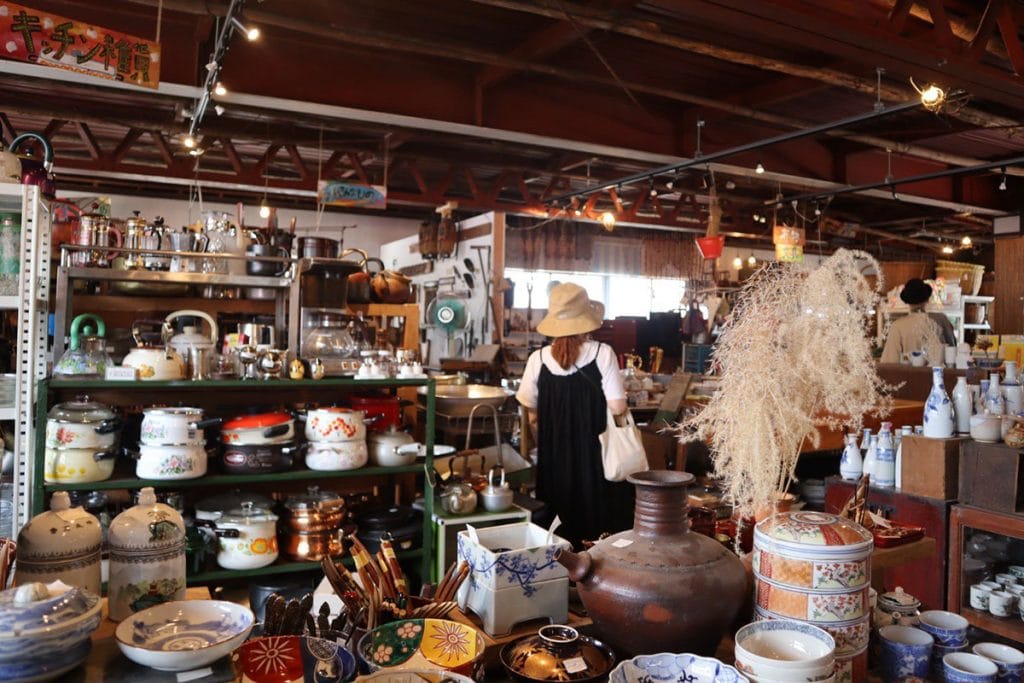 長野・上諏訪のリユースショップ「ReBuilding Center JAPAN（リビセン）」の店内