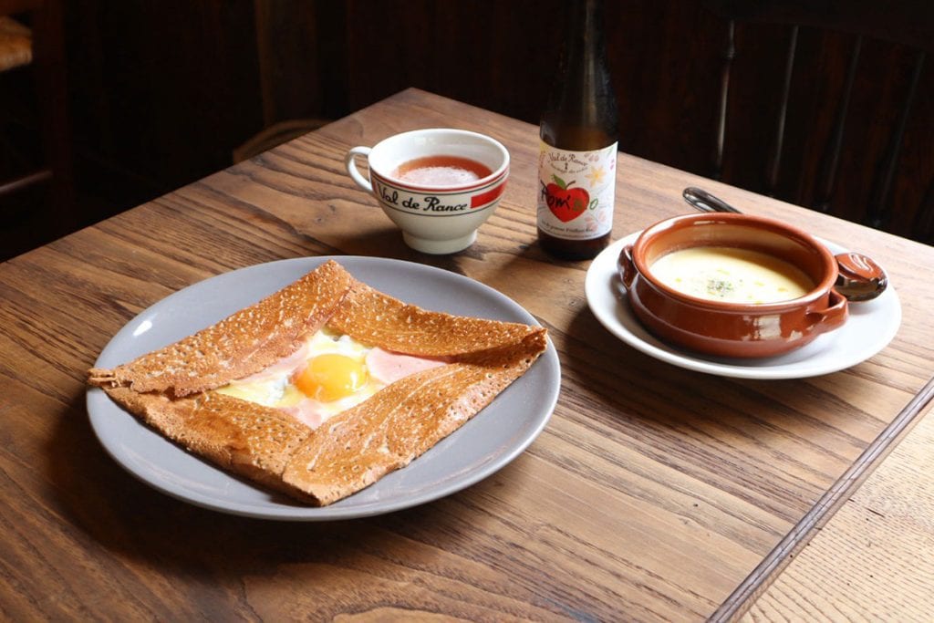 長野・上諏訪の「crêperie Caline（クレープリー キャリーヌ）」のガレット
