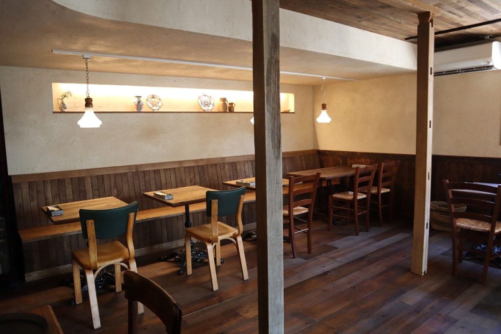 長野・上諏訪の「crêperie Caline（クレープリー キャリーヌ）」の店内