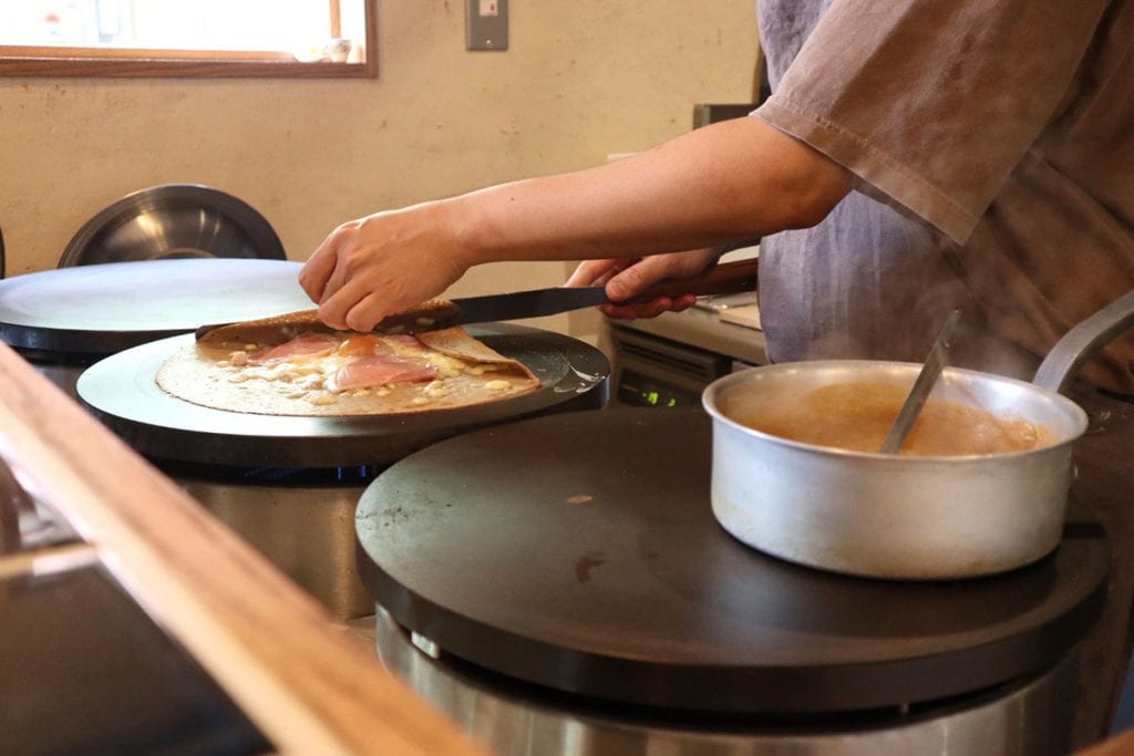 長野・上諏訪の「crêperie Caline（クレープリー キャリーヌ）」の店内