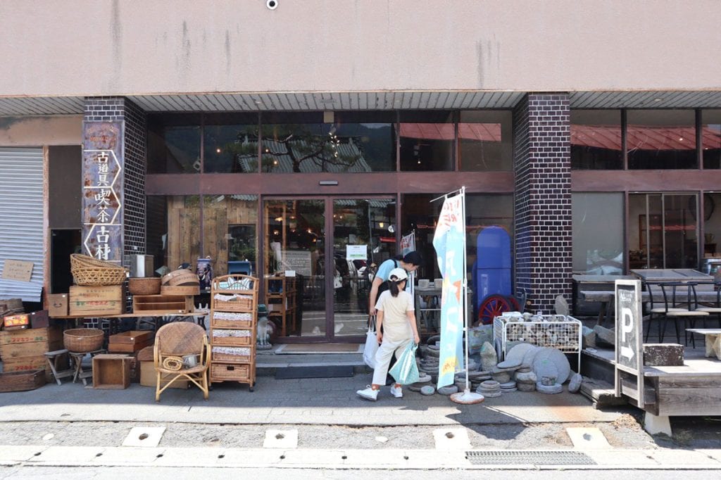 長野・上諏訪のリユースショップ「ReBuilding Center JAPAN（リビセン）」の外観
