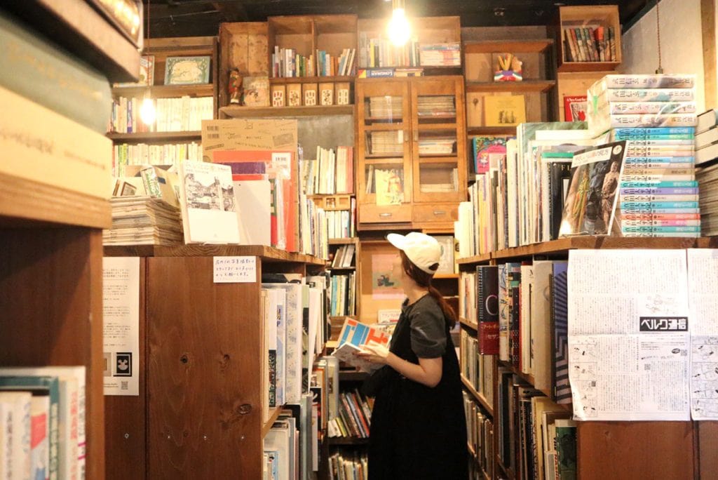 長野・上諏訪の本屋「生活と芸術の本 言事堂」の店内