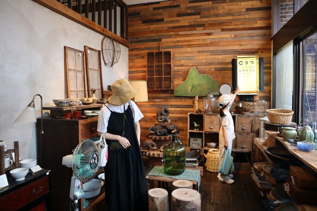 長野・上諏訪のリユースショップ「ReBuilding Center JAPAN（リビセン）」の店内