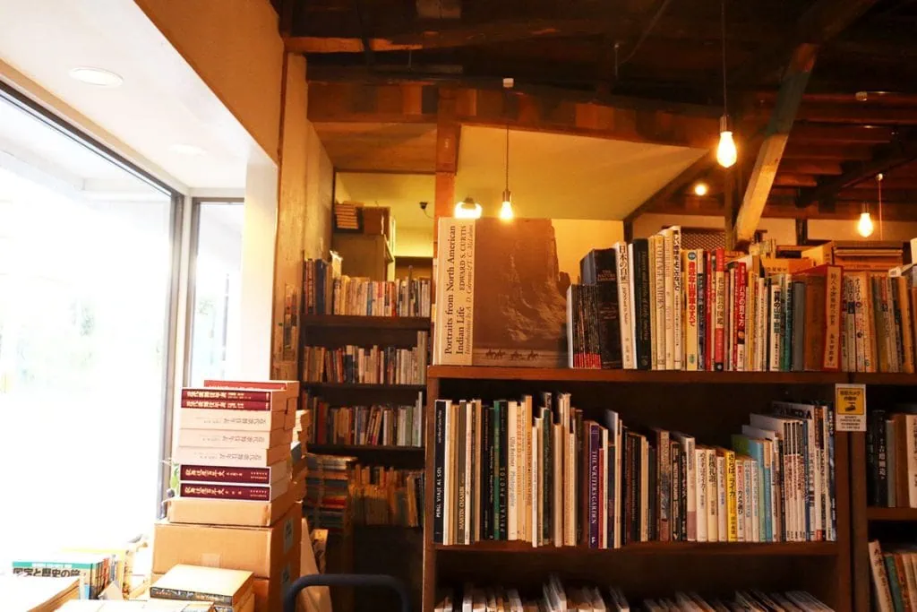 長野・上諏訪の本屋「生活と芸術の本 言事堂」の店内