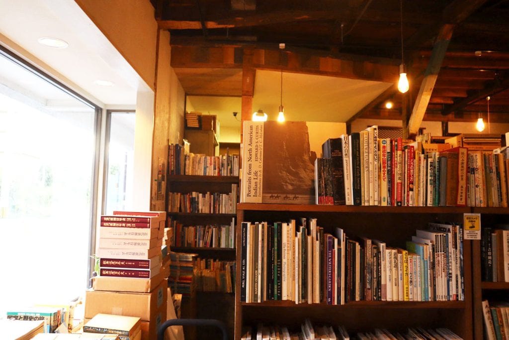 長野・上諏訪の本屋「生活と芸術の本 言事堂」の店内