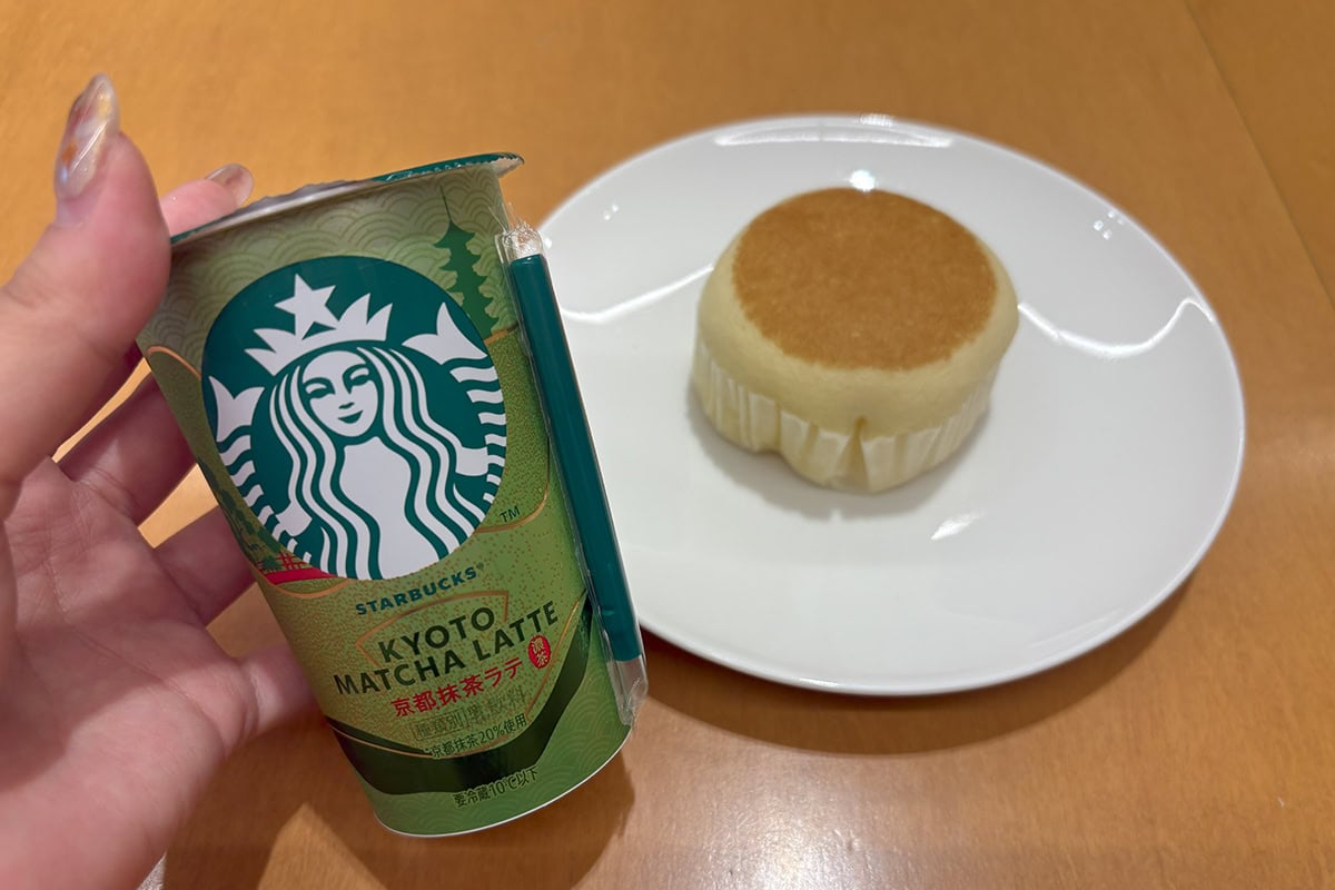 「京都抹茶ラテ」とチーズ蒸しケーキは、チーズと抹茶の鼻に抜ける香りが心地よいおいしさ