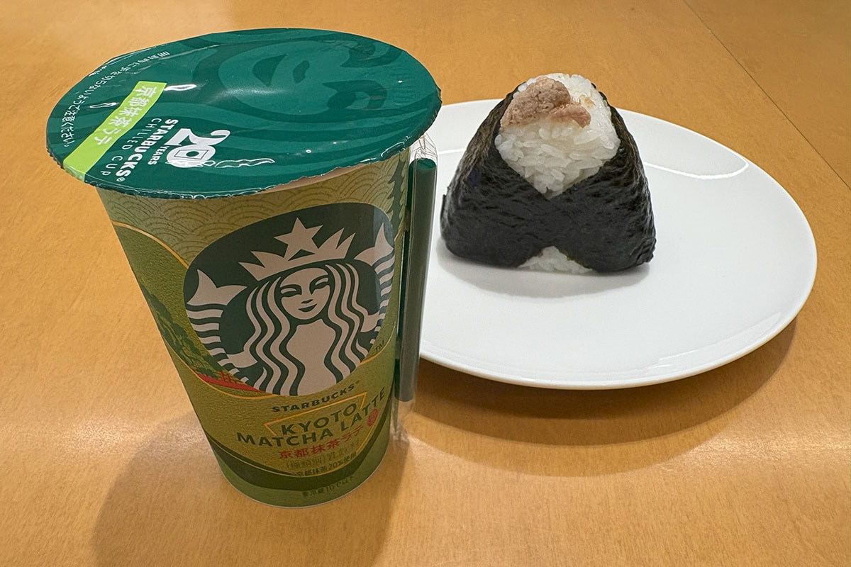 「京都抹茶ラテ」とツナマヨネーズおにぎりは、ツナマヨの濃厚さにミルクのクリーミーさがちょうどいい