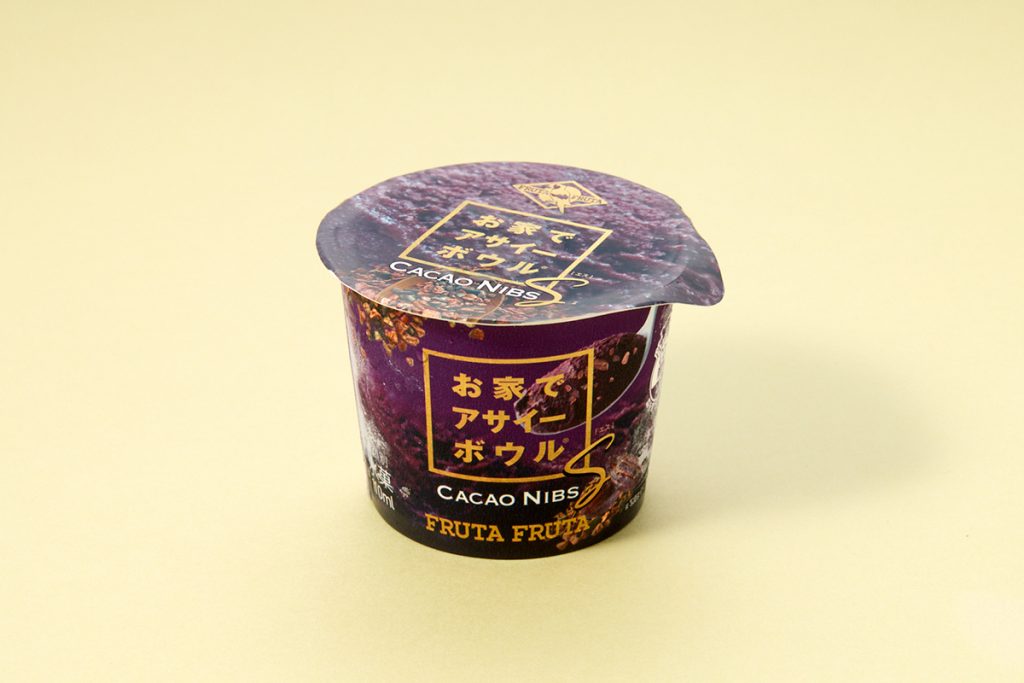 「お家でアサイーボウルS」カカオニブ味は、濃厚な味わいにサクッとしたカカオニブがアクセントに