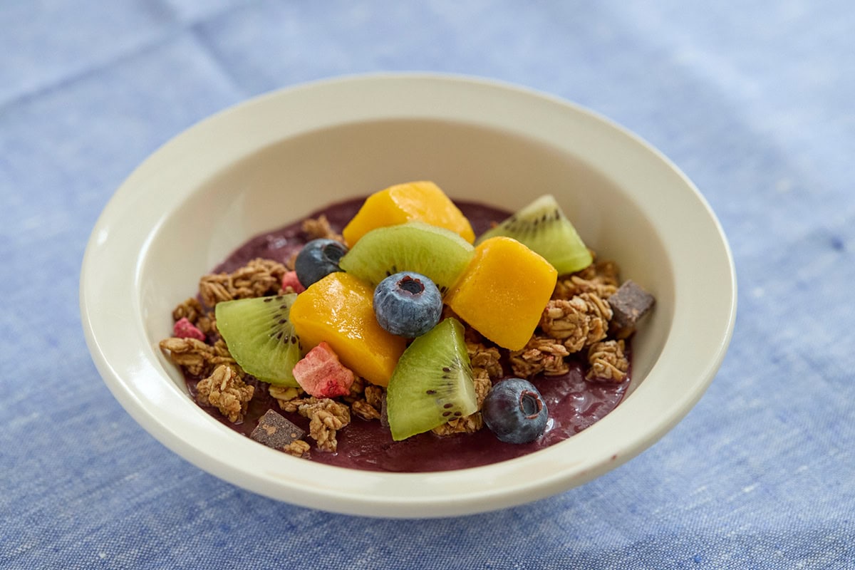 「おうちでアサイーボウル」を使ったアサイーボウルが完成!