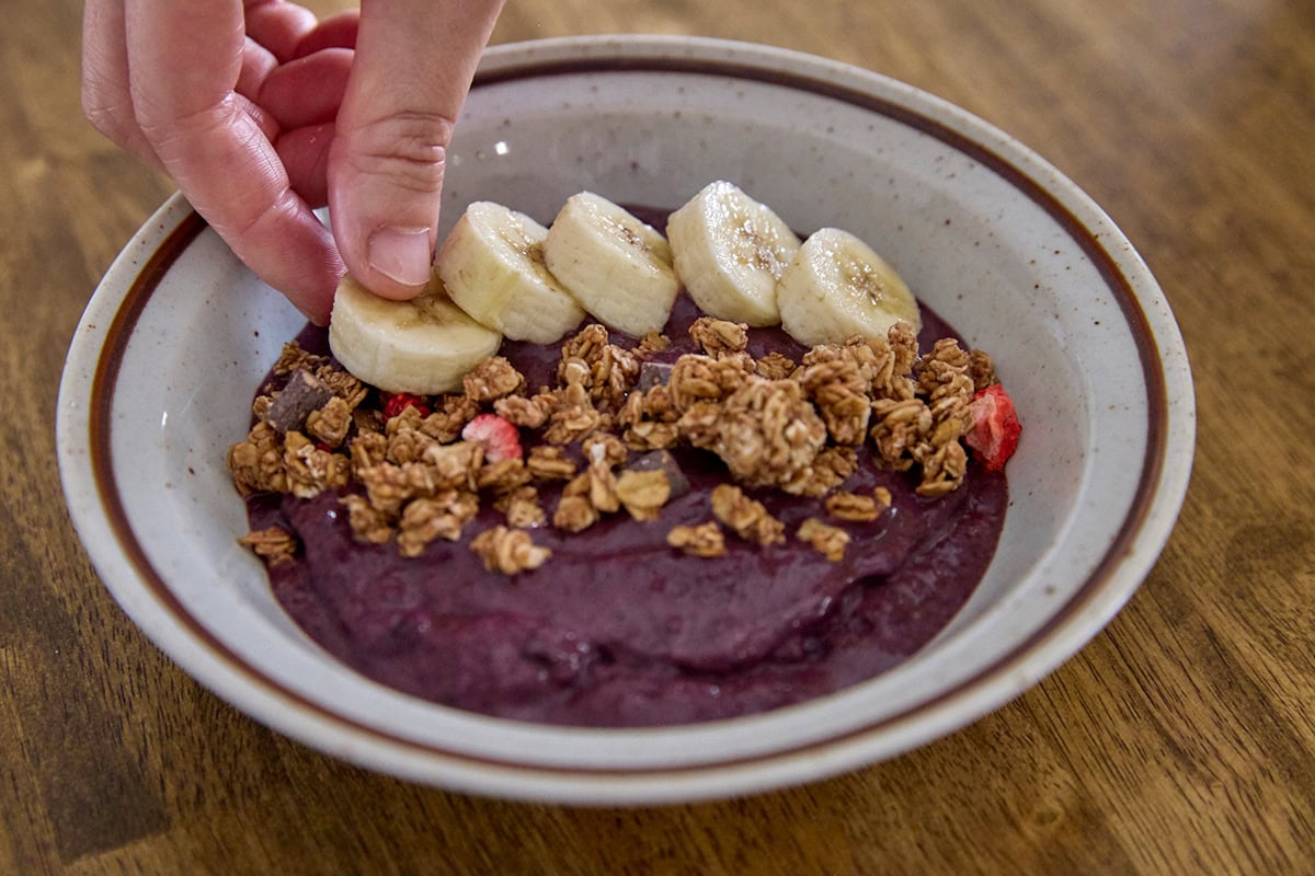 アサイーを器に盛りつけて、トッピングを乗せる