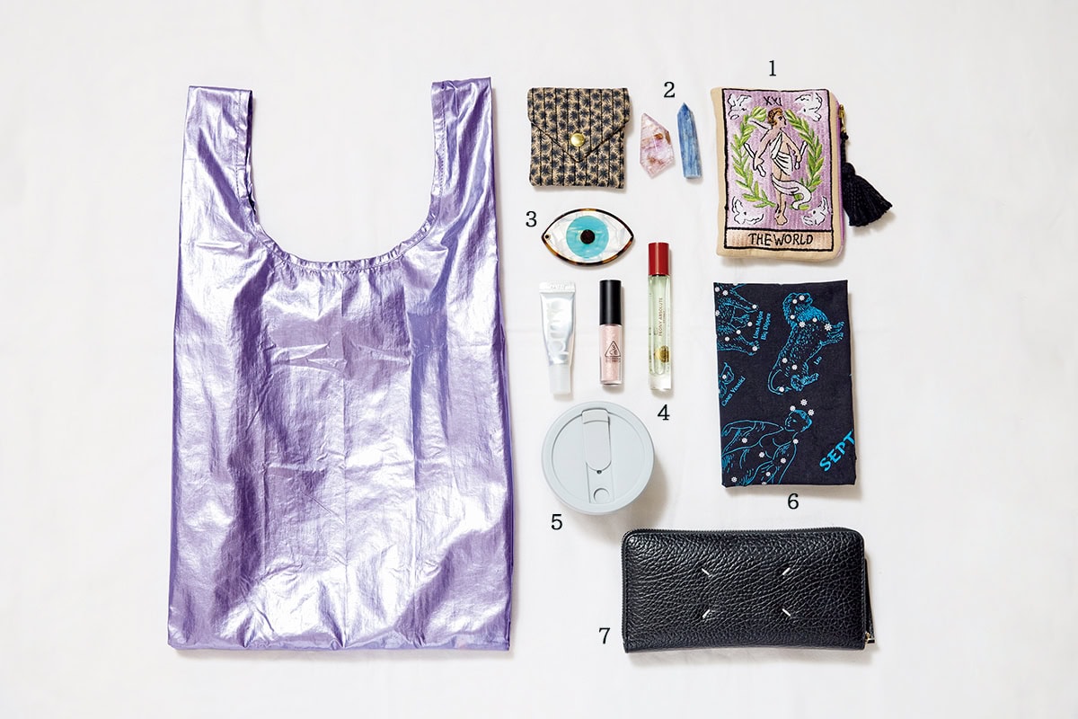 アートスタジオの宮地ヒロ子さんは、メタリックなテクスチャーがかわいいバグゥのバッグを愛用！【リンネル9月号】