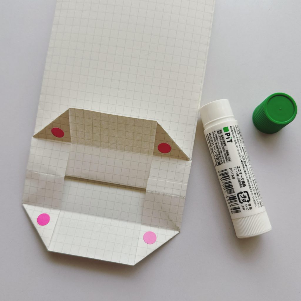 自分で作るオリジナル紙袋ラッピングの作り方　底をのりで貼る