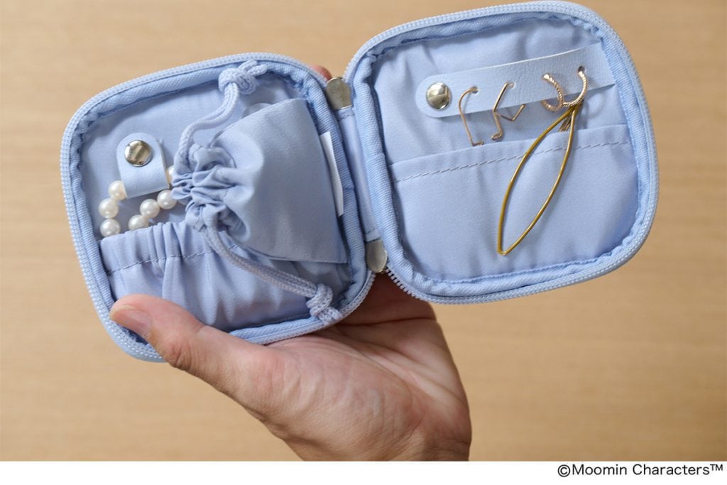 【リンネル2025年12月号増刊付録】「リトルミイ」の刺しゅうがかわいいアクセサリーポーチは、コンパクトなのに収納力抜群！