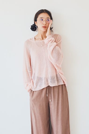 ピンクの透かし編みニットで残暑を上品に彩って【リンネル10月号】
