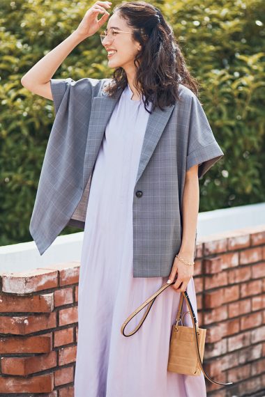 シルク混のワンピースにマニッシュな半袖ジャケットをはおってUVカットに【リンネル10月号】