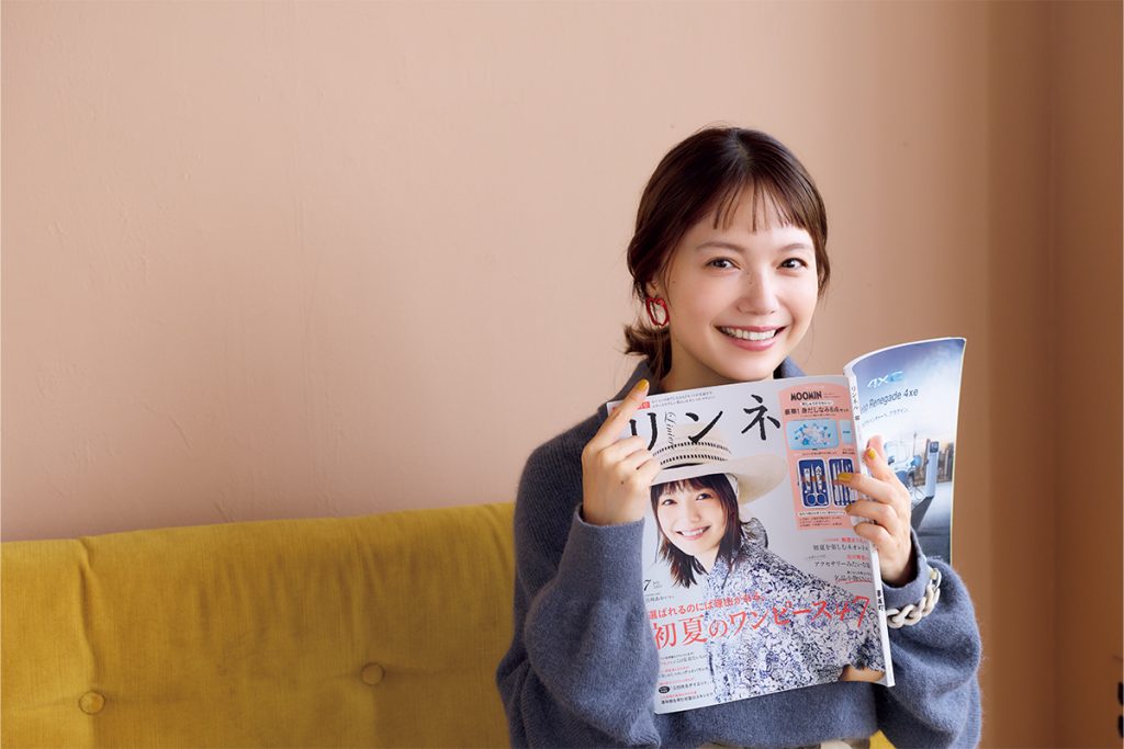 「素敵な方々が登場する連載もすき」と話す宮崎あおいさん。【リンネル11月号】