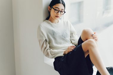 秋におすすめな軽めのニット×Tシャツとの異素材ミックスコーデをご紹介します【リンネル11月号】