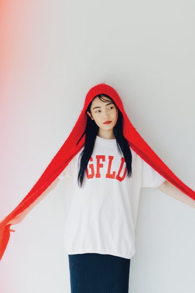 Tシャツのロゴとフード体型マフラーの赤色をリンクさせてまとまりよく【リンネル11月号】