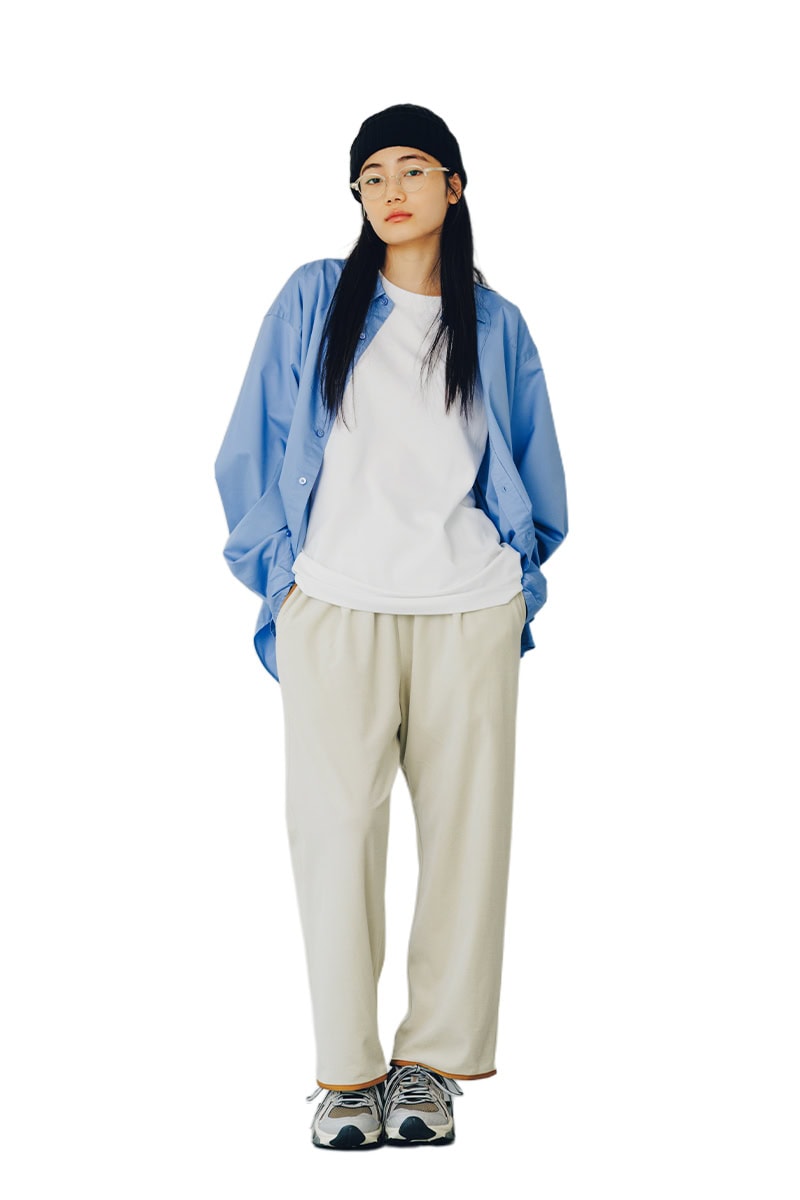 白Tシャツにシャツを羽織ってクリームカラーのベロアパンツで上品な秋らしさを【リンネル11月号】