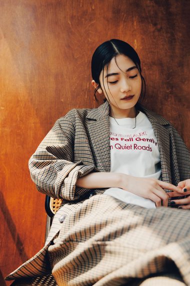 赤刺しゅうのTシャツは、インナーとして流行のブラウンのセットアップと合わせて秋らしく！【リンネル11月号】