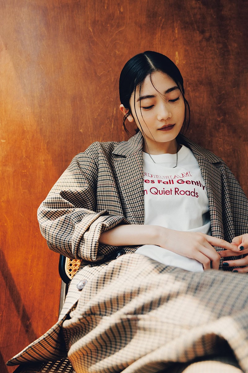 赤刺しゅうのTシャツは、インナーとして流行のブラウンのセットアップと合わせて秋らしく！【リンネル11月号】