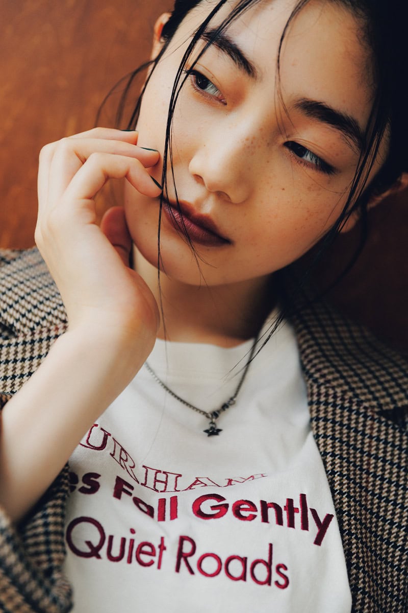 赤刺しゅうのTシャツは、暖色系だから同じブラウンのジャケットと好相性！【リンネル11月号】