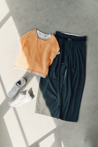 バイカラーTシャツと重ね着が楽しめるピーチ色の透かし編みベストで軽快に【リンネル11月号】