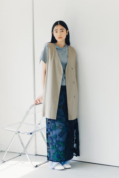 ショート丈Tシャツ×ロングジレで全身スラリと脚長が叶う【リンネル11月号】
