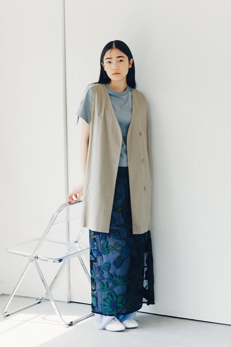 ショート丈Tシャツ×ロングジレで全身スラリと脚長が叶う【リンネル11月号】