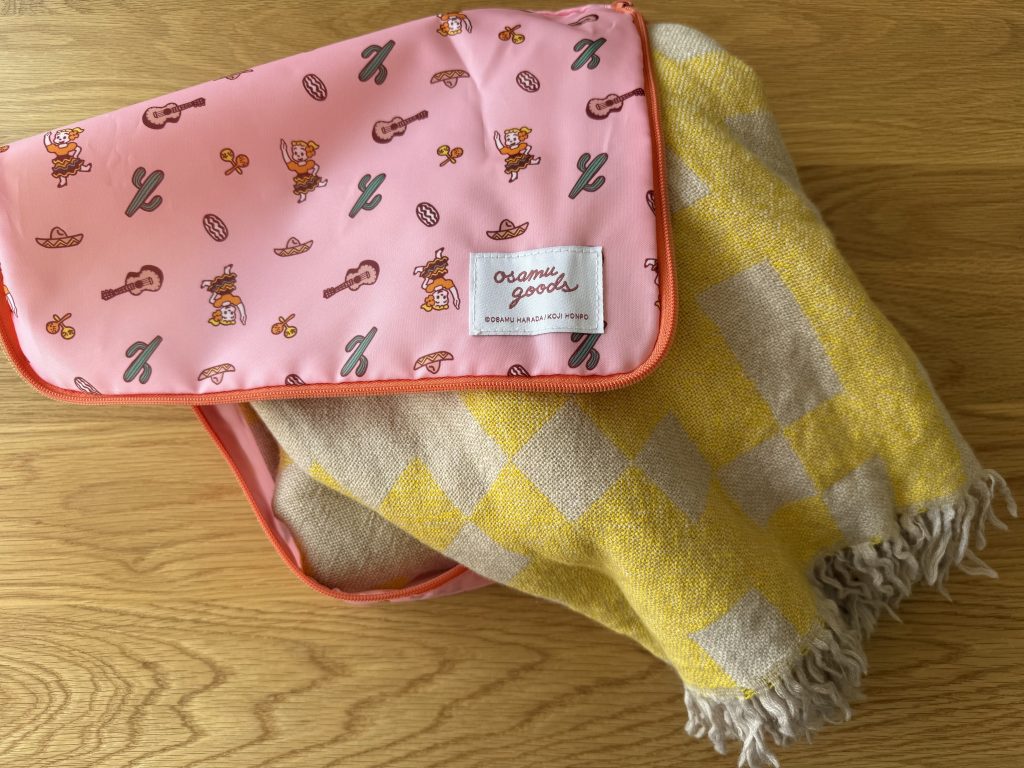 「オサムグッズ」の大判ポーチは、ダブルジップでがばっと開くので、折りたたんだブランケットも収納しやすい【リンネル付録】