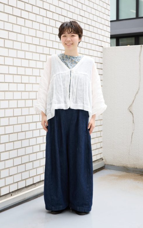 ネストローブ プレス　川口彩乃さんの私服ファッションスナップ。ホワイト×ブルーが奏でる、軽やかな大人のさわやかナチュラルコーデ