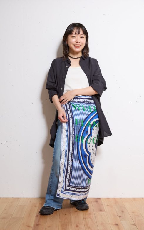 フラッパーズ プレス 杉浦彩華さんの私服ファッションスナップ。大判スカーフを効かせて、シンプルコーデを鮮度よくアップデート！
