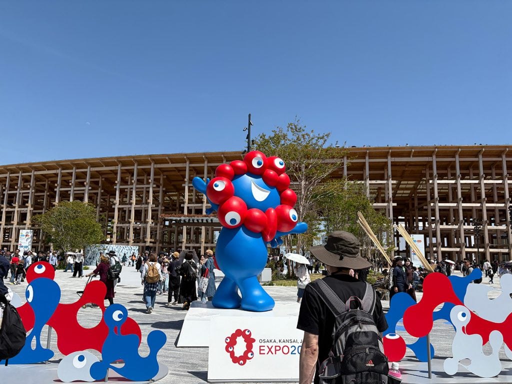 大阪関西万博の東ゲート入ってすぐに出会えるミャクミャク