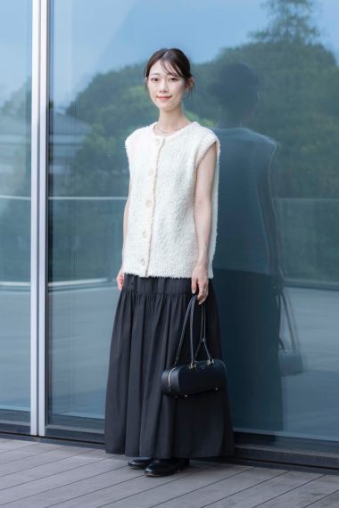 ビームス プレス 古橋菜摘さんの私服ファッションスナップ。異素材の質感で魅せる、シックな大人の洗練モノトーンスタイル