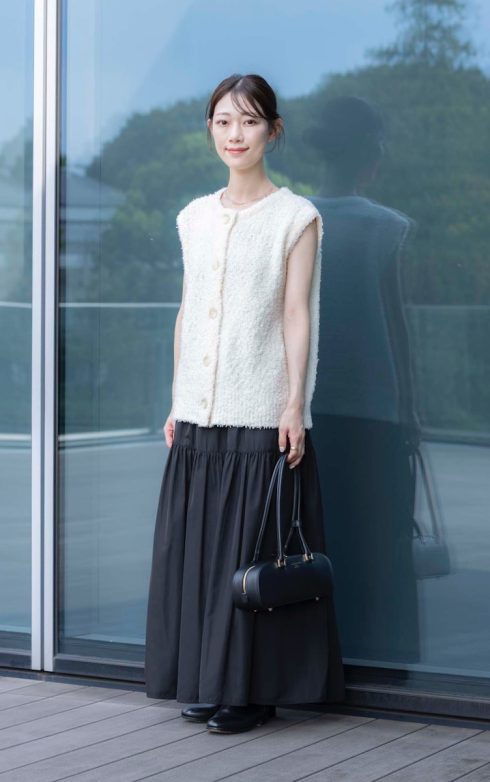 ビームス プレス 古橋菜摘さんの私服ファッションスナップ。異素材の質感で魅せる、シックな大人の洗練モノトーンスタイル