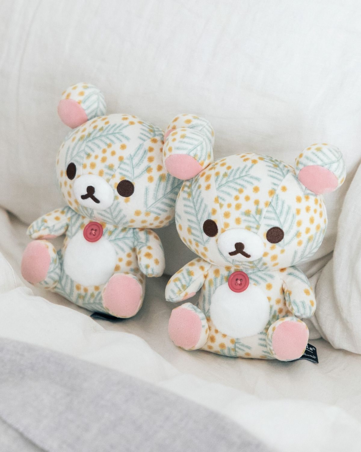 kippisのミモザ柄をまとったコリラックマのぬいぐるみ | ファッション