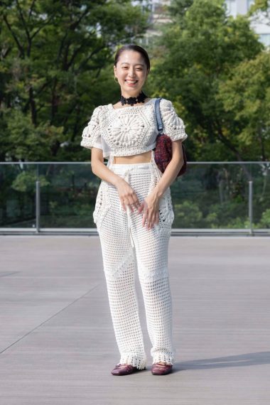 ビームス プレス 片平楓果さんの私服ファッションスナップ。クラフト感漂うニットセットアップを主役に、小物で大人の遊び心をプラス