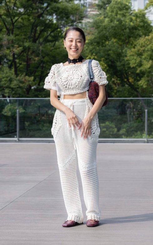 ビームス プレス 片平楓果さんの私服ファッションスナップ。クラフト感漂うニットセットアップを主役に、小物で大人の遊び心をプラス