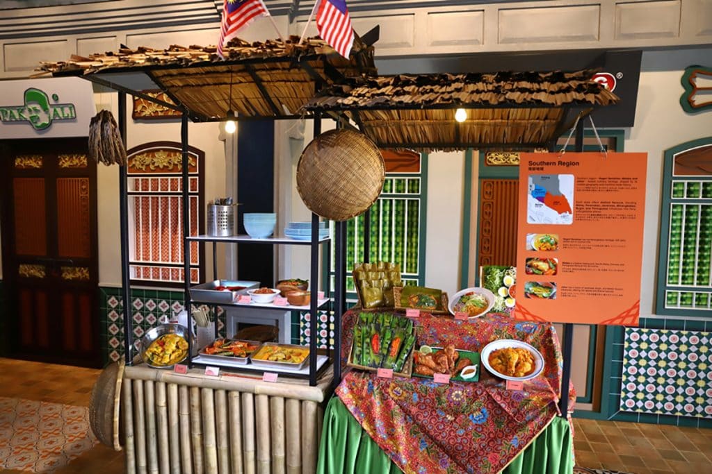 大阪・関西万博のマレーシアパビリオンでは、屋台で販売される料理の展示を見ることができます