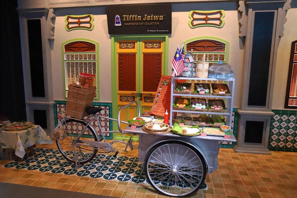 マレーシア館に入ると屋台に陳列されたマレーシア料理が展示されています