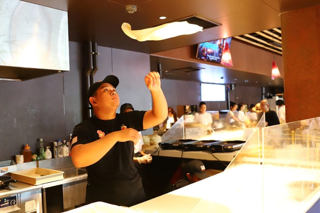 大阪関西万博マレーシアパビリオンでは、職人が生地を空中で回して焼き上げるフライング・ロティ・チャナイの実演が！