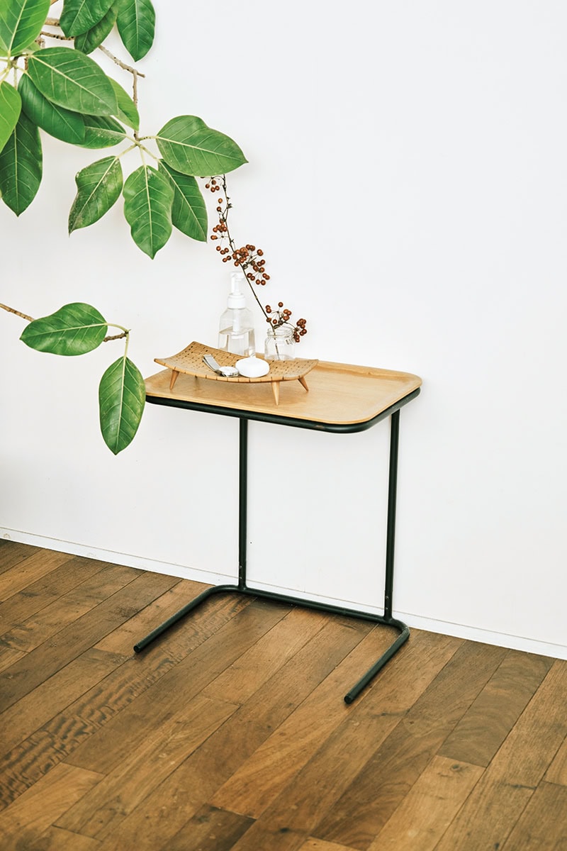 フレームとトレーがセットになった「無印良品」のサイドテーブルもマルチに使えるアイテム。